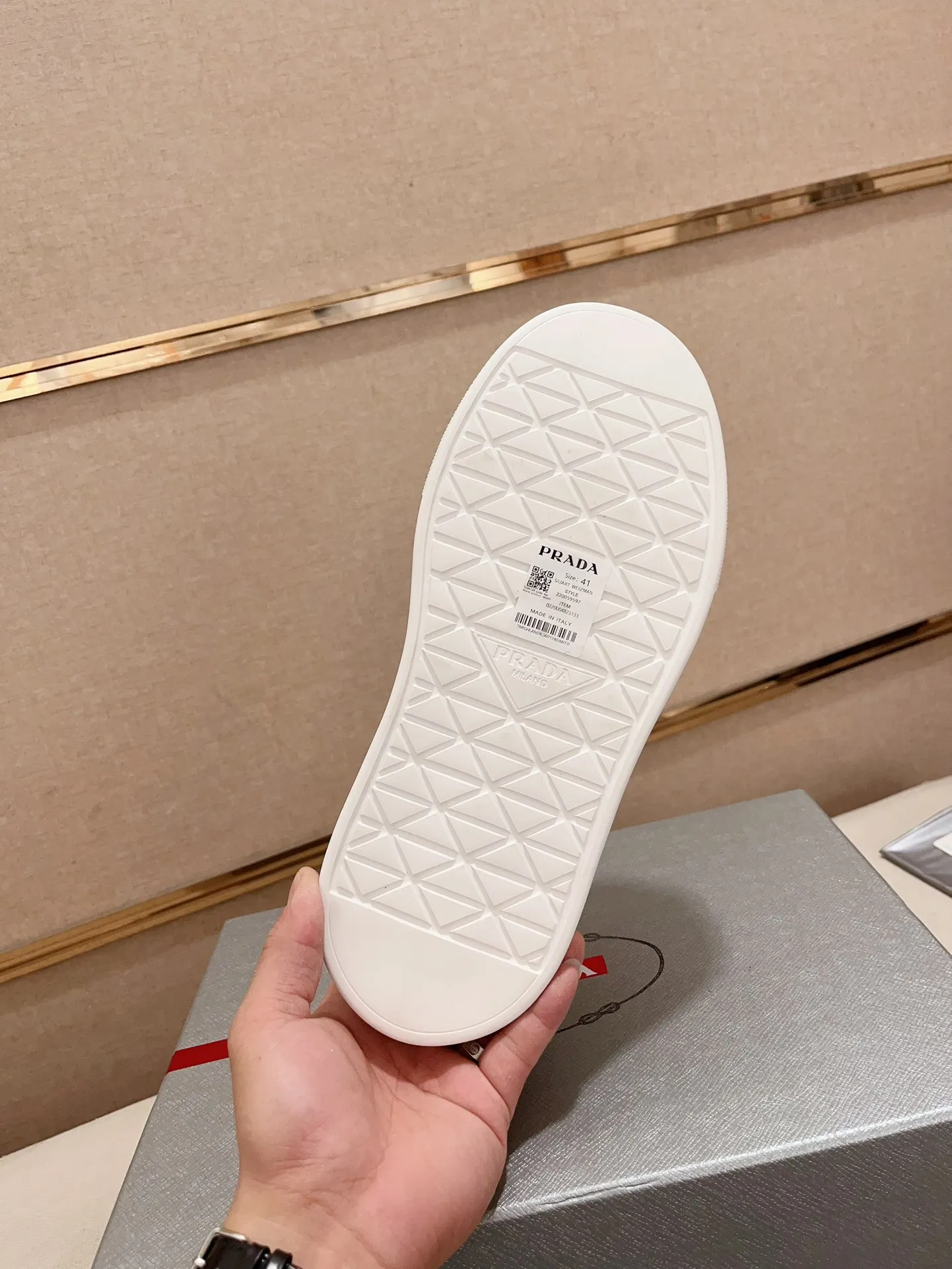 Men's shoes 💰 580💰 ✔️✔️✔️Higher version High-quality new PRADA (Prada) counters are launched simultaneously. The new men's shoes and 😘 fabrics are made of high-tech glue-spraying technology. Lining: Full cowhide lining. 👍🏿 High-end ☄️ air-cushion molded anti-slip rubber outsole, exquisite lines, simple and elegant, comfortable and high-end for leisure travel. Code number: 38 to 44 (45 can be customized and cannot be returned or exchanged)